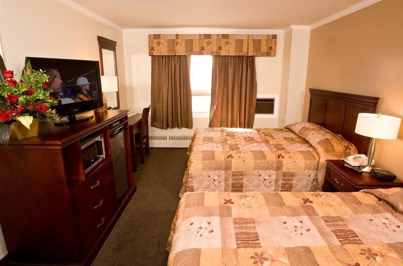 Ptarmigan Inn Hay River Exteriör bild
