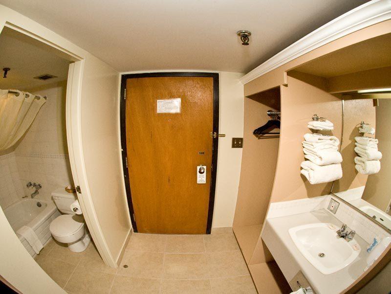 Ptarmigan Inn Hay River Exteriör bild
